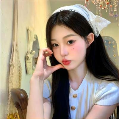 出墙红杏两家春